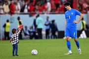 ببینید | پسر دروازه‌بان مطرح میکروفون جام جهانی را با بستنی اشتباه گرفت!/ واکنش ستاره مراکش و خبرنگار به رفتار غیرمنتظره وسط مصاحبه