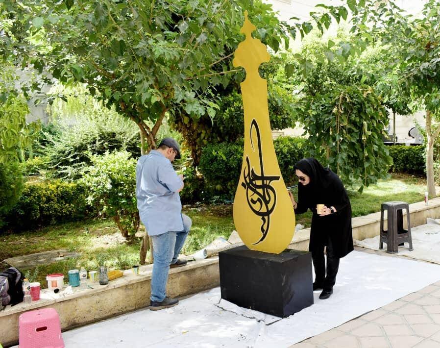 این بانوی هنرمند دیوارهای پایتخت را خط میزند