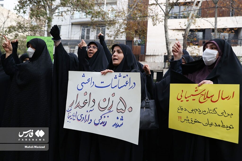 تصاویر ا تجمع خانواده شهدای در دفاع از حجاب مقابل دفتر سازمان ملل