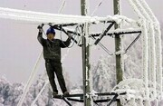 عکس | یخ‌زدگی ترسناک خطوط برق در منطقه کوهستانی