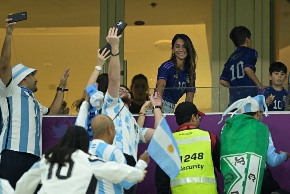 عکس | سلفی آرژانتینی ها با همسر لیونل مسی | شور و شوق هواداران آرژانتین قبل از صعود باشکوه