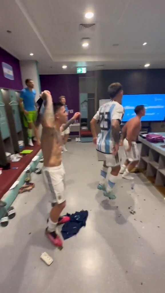 تصاویری متفاوت از شادی بازیکنان تیم ملی آرژانتین | یاران مسی رختکن را زیر و رو کردند