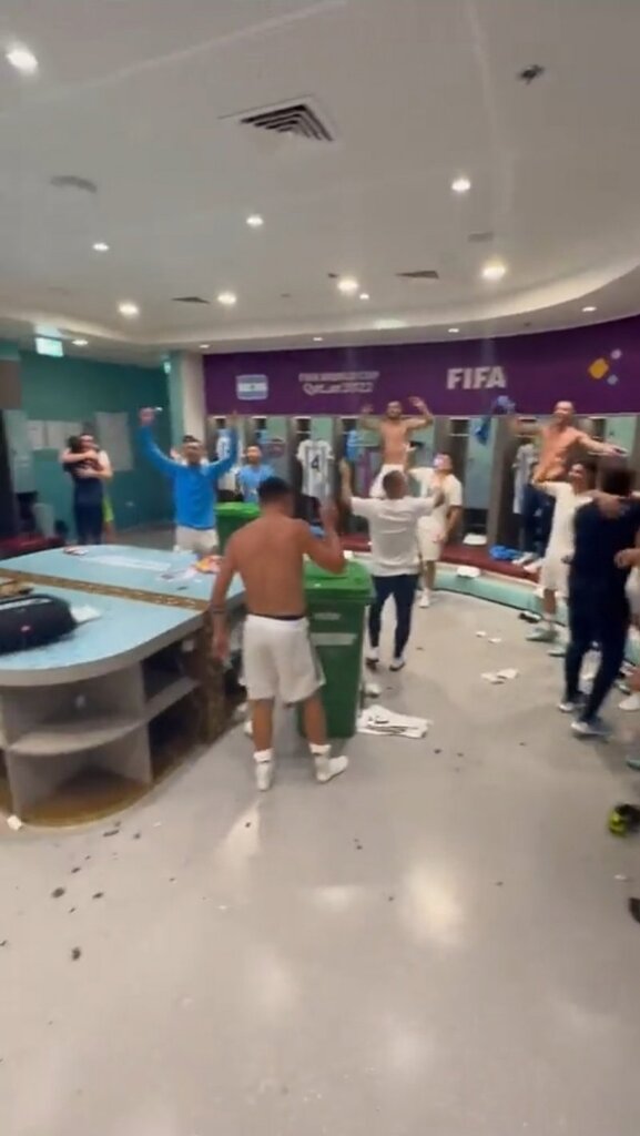 تصاویری متفاوت از شادی بازیکنان تیم ملی آرژانتین | یاران مسی رختکن را زیر و رو کردند