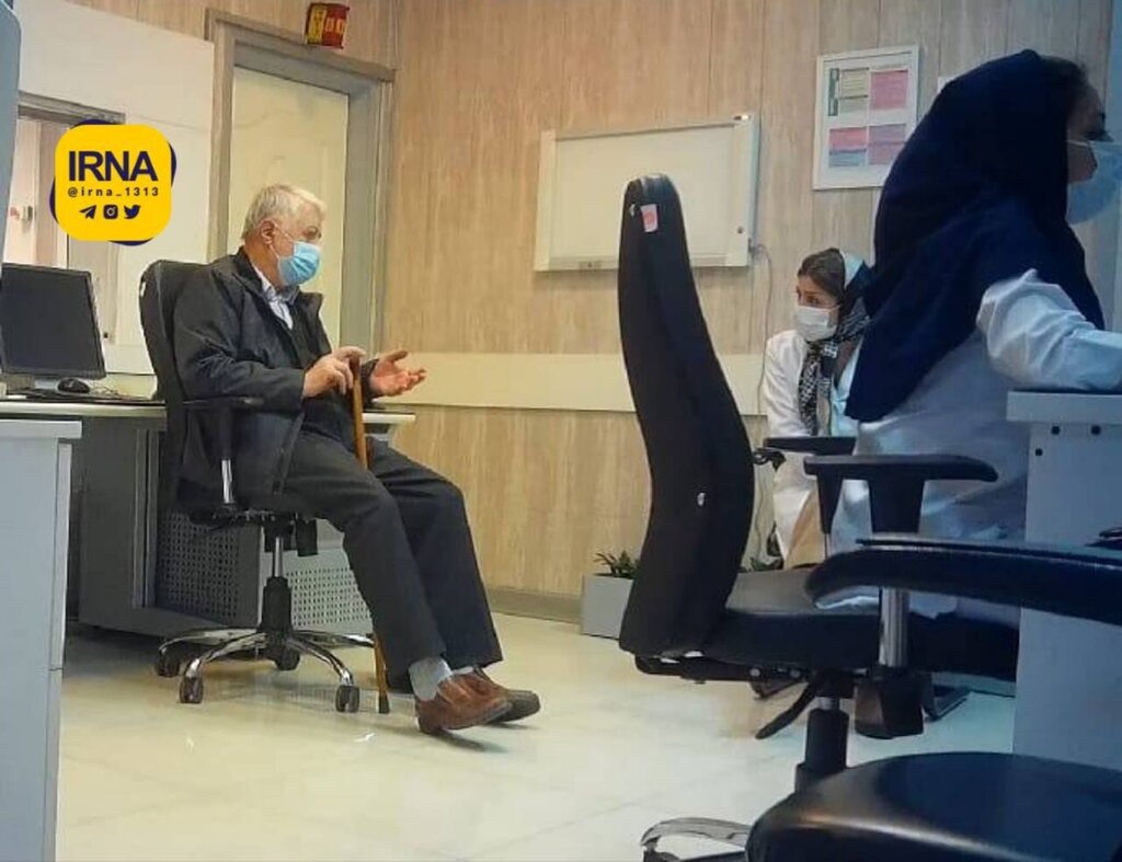 عکس | لحظه حضور موسوی در درمانگاه