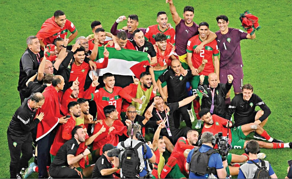 تیم ملی مراکش با پرچم فلسطین