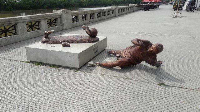 تصاویر | نابود کردن مجسمه مسی در آرژانتین | دلیل اقدام خشن آرژانتینی‌ها چه بود؟