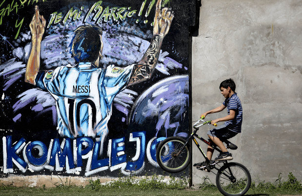 تصاویر | نابود کردن مجسمه مسی در آرژانتین | دلیل اقدام خشن آرژانتینی‌ها چه بود؟
