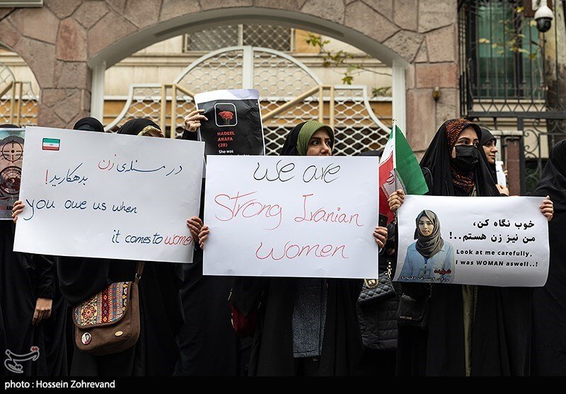 تصاویر ا دومین روز تجمع دفاع از حجاب مقابل دفتر سازمان ملل؛ مرلین مونرو و مرضیه هاشمی هم آمدند...