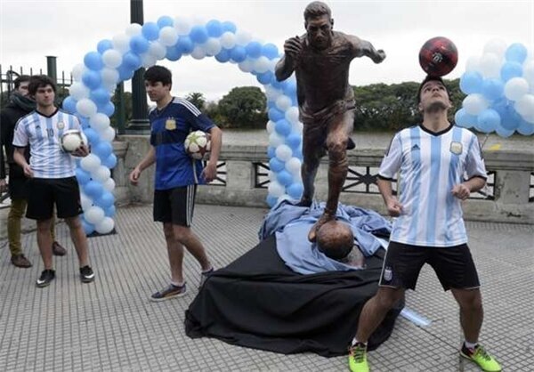 تصاویر | وقتی طرفداران مسی مجسمه او را ۵ سال پیش نابود کردند | مسی دوباره محبوب آرژانتینی ها شد 