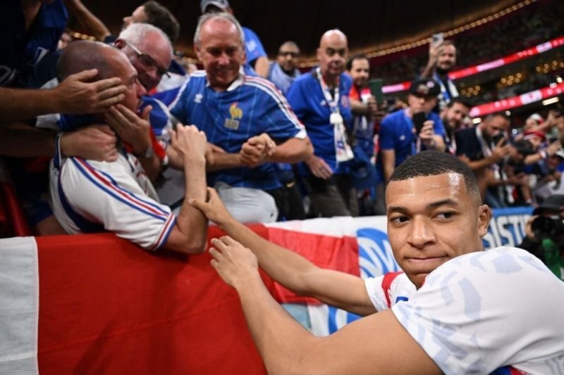تصاویر | شوکه شدن هواداران فرانسه با حادثه عجیب قبل از آغاز نیمه نهایی | یک نفر با شوت امباپه بیهوش شد!