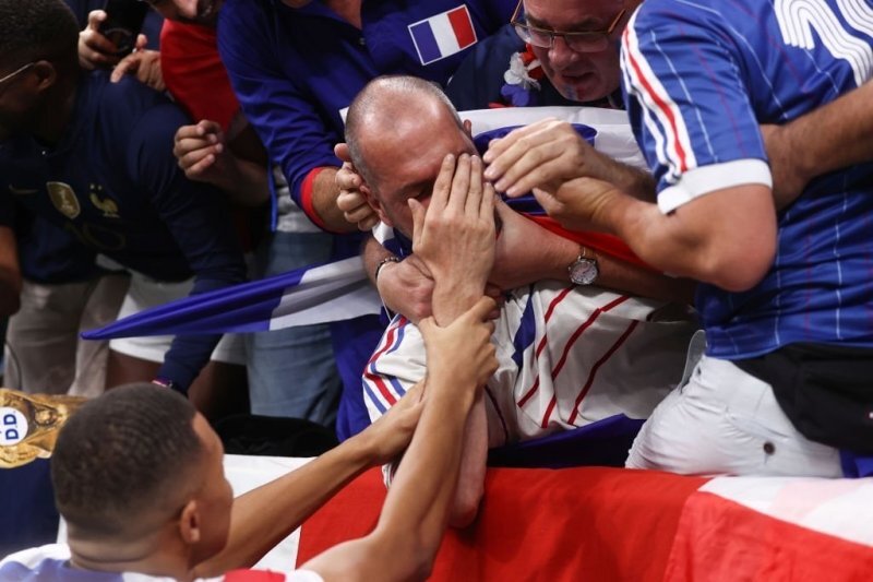 تصاویر | شوکه شدن هواداران فرانسه با حادثه عجیب قبل از آغاز نیمه نهایی | یک نفر با شوت امباپه بیهوش شد!