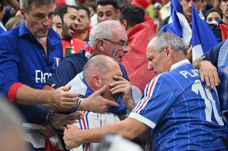 تصاویر | شوکه شدن هواداران فرانسه با حادثه عجیب قبل از آغاز نیمه نهایی | یک نفر با شوت امباپه بیهوش شد!