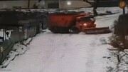 ببینید | لحظه برخورد کامیون برف‌روب به در و دیوار در خیابان یخی !