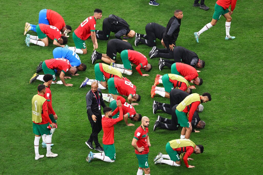 عکس | اقدام دسته‌جمعی شگفتی‌سازان جام در قطر جهانی شد | واکنش جالب مراکشی‌ها به حذف از جام جهانی