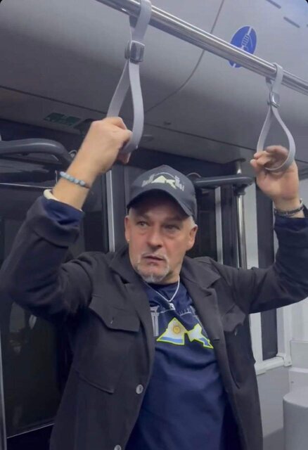 عکس | اسطوره فوتبال ایتالیا با لباس یکی از فینالیستها! | ورود چهره سرشناس به جام جهانی با همان استایل به یادماندنی