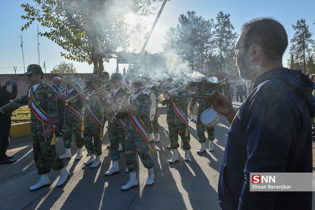 تصاویر ا تابوت شهدا گمنام روی دوش زنان شیرازی ؛ ۱۰ شهید دفاع مقدس امروز  تشییع شدند