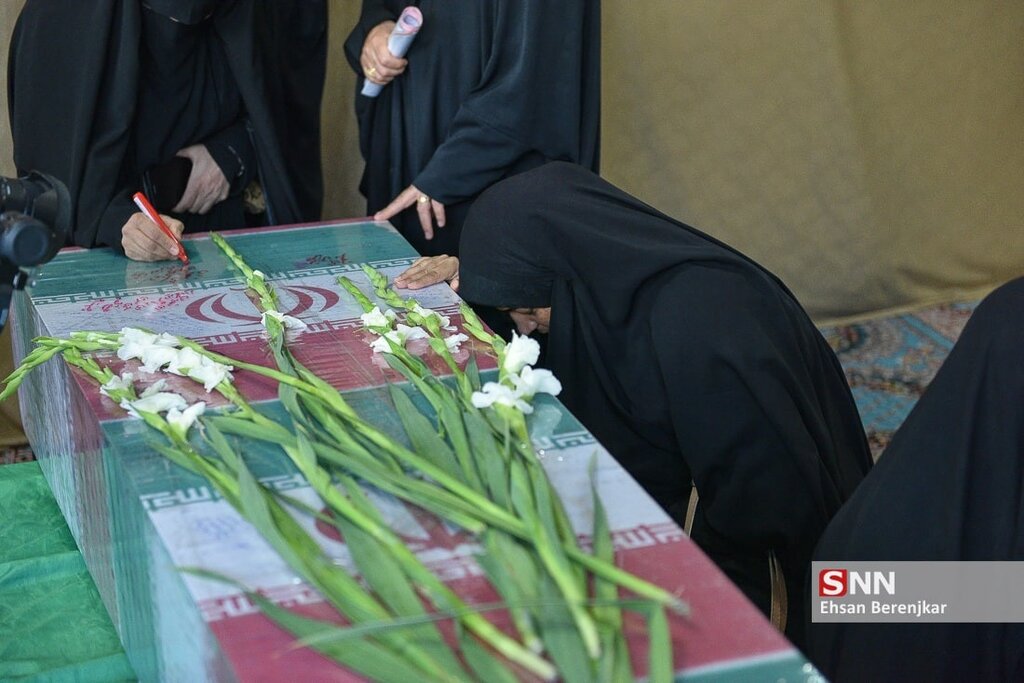 تصاویر ا تابوت شهدا گمنام روی دوش زنان شیرازی ؛ ۱۰ شهید دفاع مقدس امروز  تشییع شدند