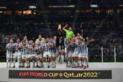 تصاویر | اقدام غیرمنتظره و ماندگار امیر قطر در جشن قهرمانی آرژانتین | مسی گیج و سردرگم شد!