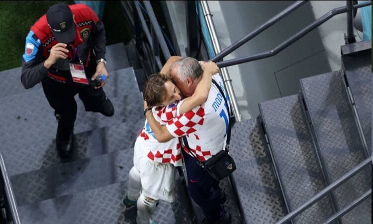 عکس | عاشقانه مرد برنزی بعد از سوت پایان | آغوش باز برای ستاره جام جهانی