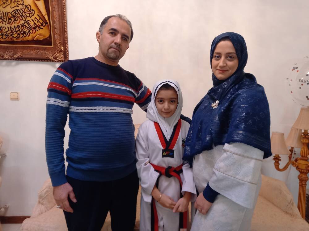 قهرمان محله | این دختر خردسالترین تکواندو کار کشور است | کسب کمربند مشکی در ۸ سالگی