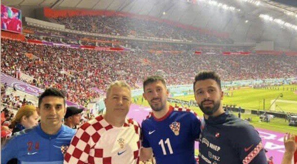 عکس| ۲استقلالی در کنار اسکوچیچ تماشاگر ویژه نیمهنهایی جام جهانی ۲۰۲۲