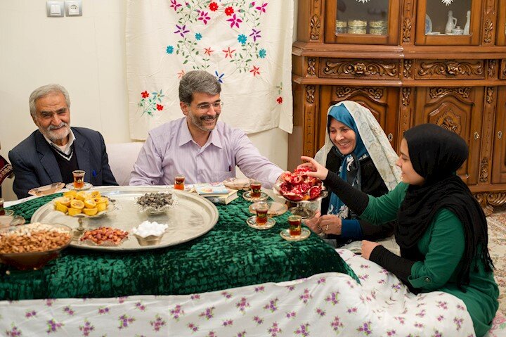 درخت آرزوها در شب یلدا بختها را میگشود | قاشقزنی، دریافت هدیه و دید و بازدید در بلندترین شب سال