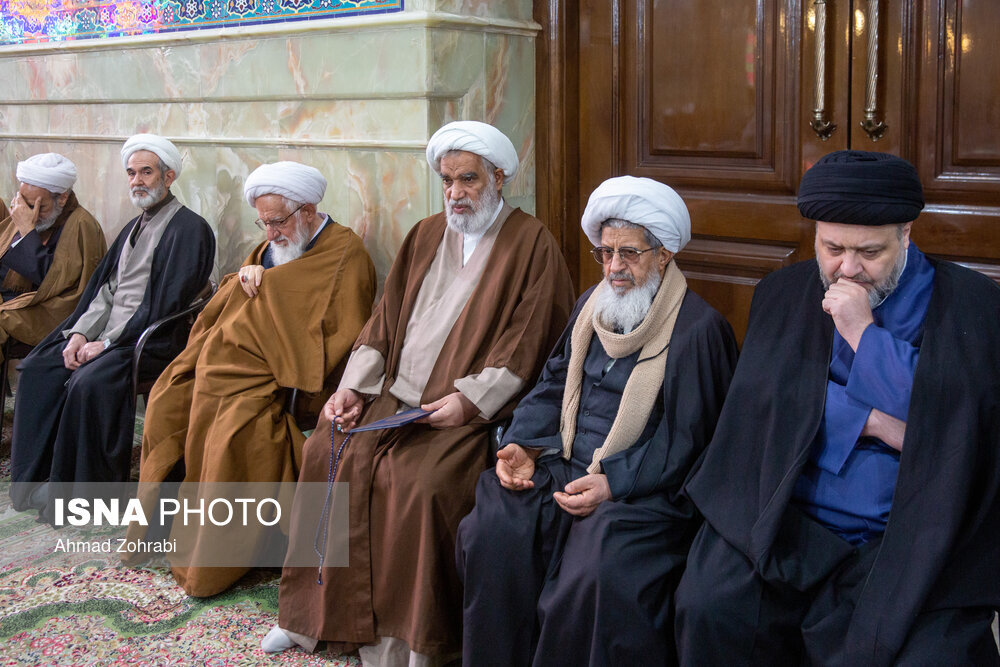تصاویر ا بیتابی و اشکهای جمعی از علمای قم در مراسم تشییع ایت الله روحانی