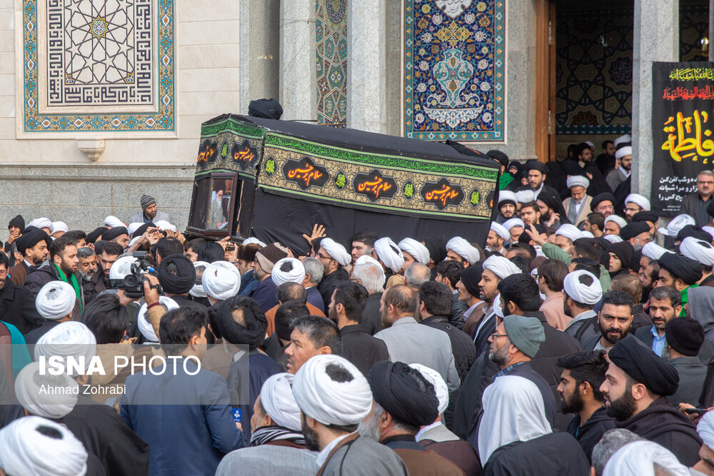  تصاویر ا بی‌تابی و اشک‌های جمعی از علمای قم در مراسم تشییع ایت الله روحانی