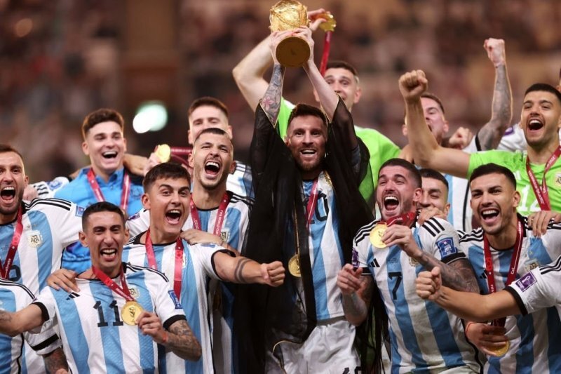 تصاویر | اقدام غیرمنتظره و ماندگار امیر قطر در جشن قهرمانی آرژانتین | مسی گیج و سردرگم شد!