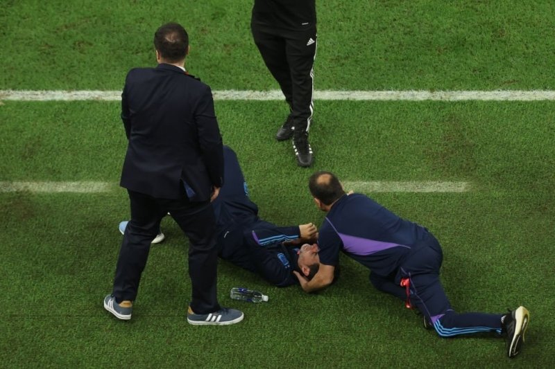 عکس| سرمربی آرژانتین از هوش رفت | بلایی که استرس پنالتی ها بر سر اسکالونی آورد!