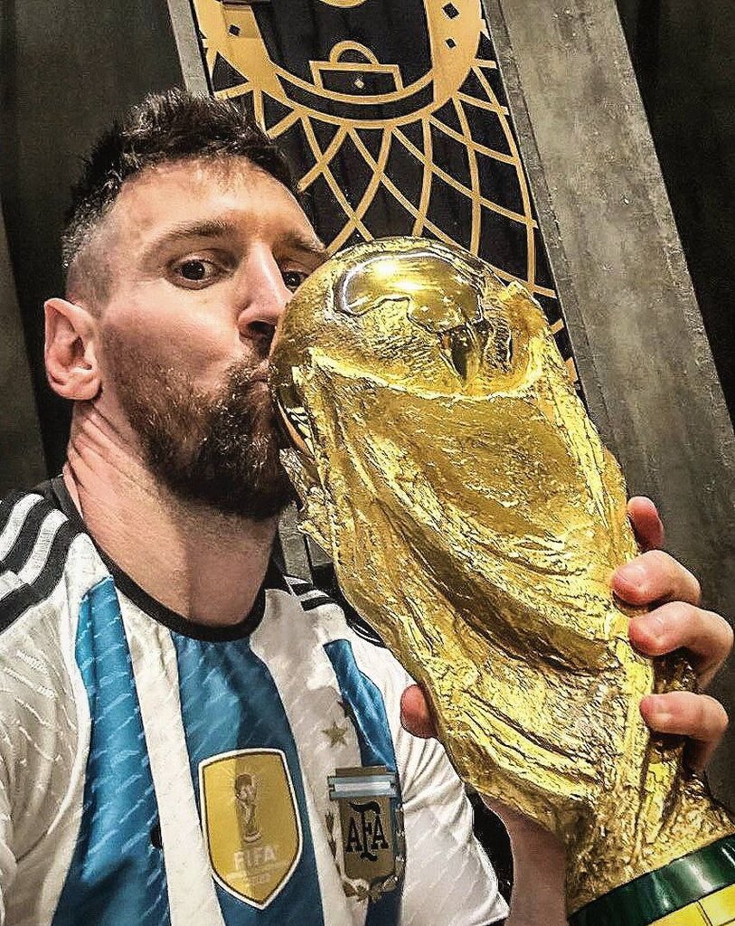 عکس | اولین سلفی مسی با جام جهانی | شادی تک نفره پس از پایان تنها حسرت تاریخی!
