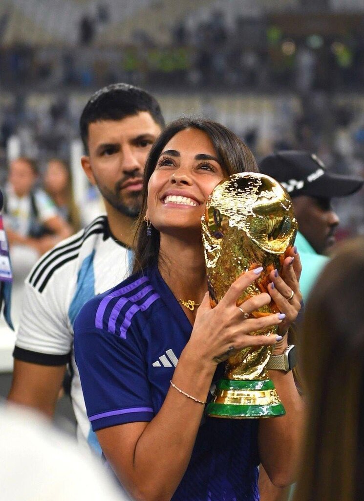 كريس رونالدو لیونل مسی و همسرش در ساحل