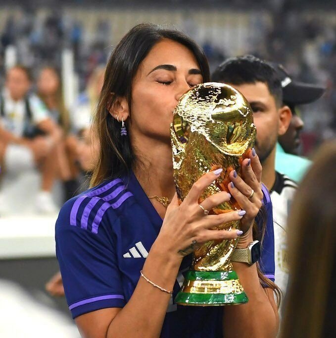 كريس رونالدو لیونل مسی و همسرش در ساحل