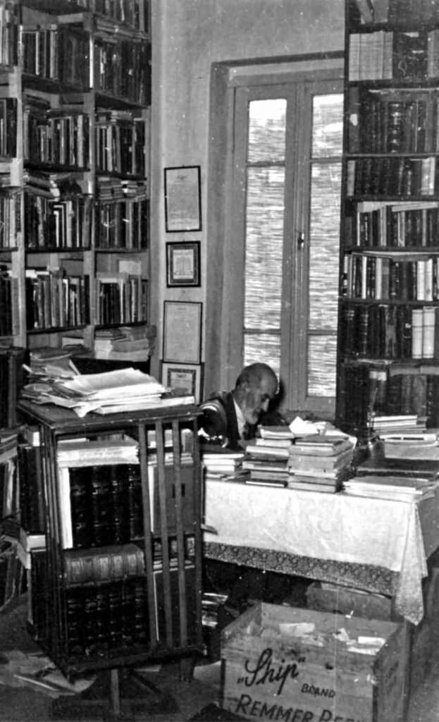 در خانه بنیانگذار نشر دانشگاهی چه میگذرد؟ | صاحب این خانه از نماینده پاپ جایزه گرفت