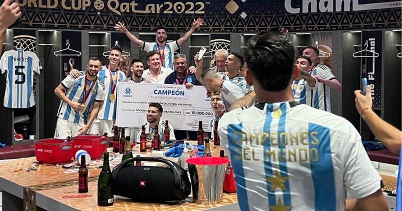 عکس | سورپرایز قهرمان جهان در رختکن | پاداش آرژانتینیها نقد حساب شد!