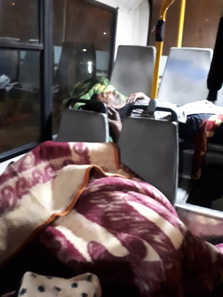 اتوبوس‌های سیار، سرپناه شب‌های سرد بی‌خانمان‌ها | آمار فوت معتادان خیابانی بر اثر سرما به صفر رسید