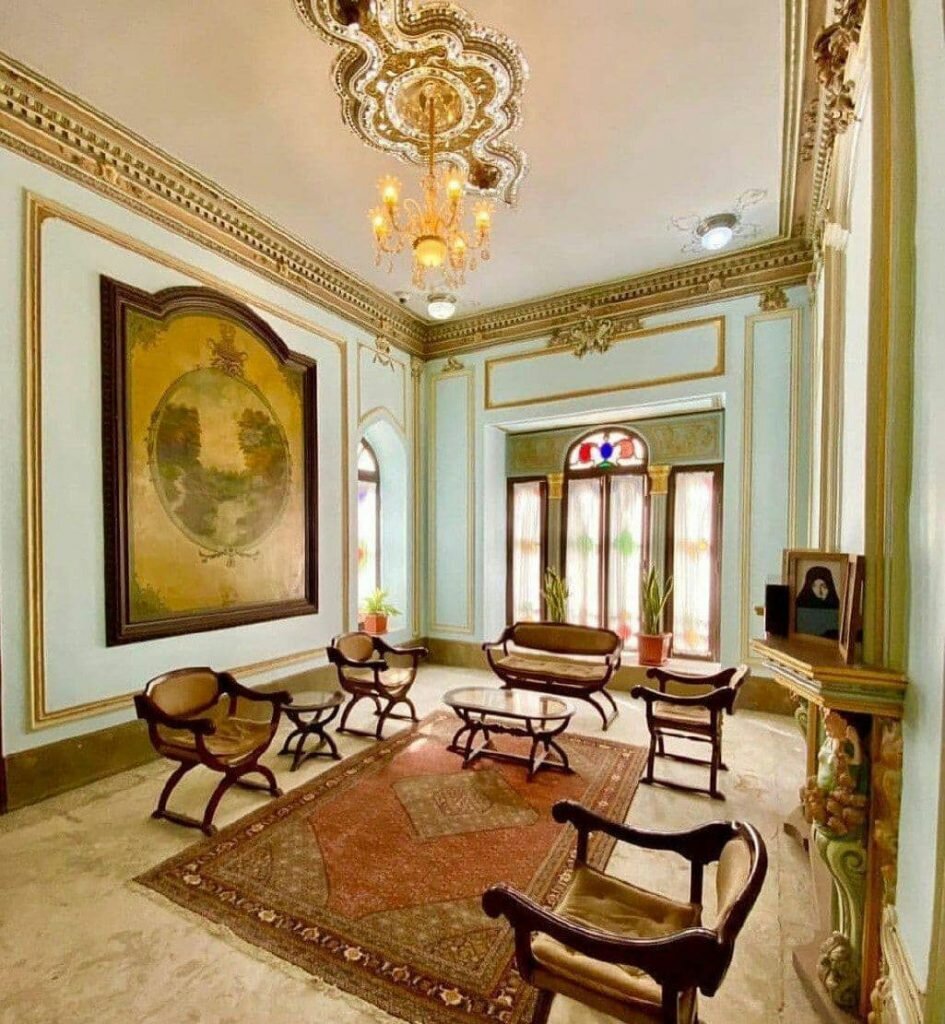 خانه مینایی با سردر نقش طاووس و تاج شاهانه