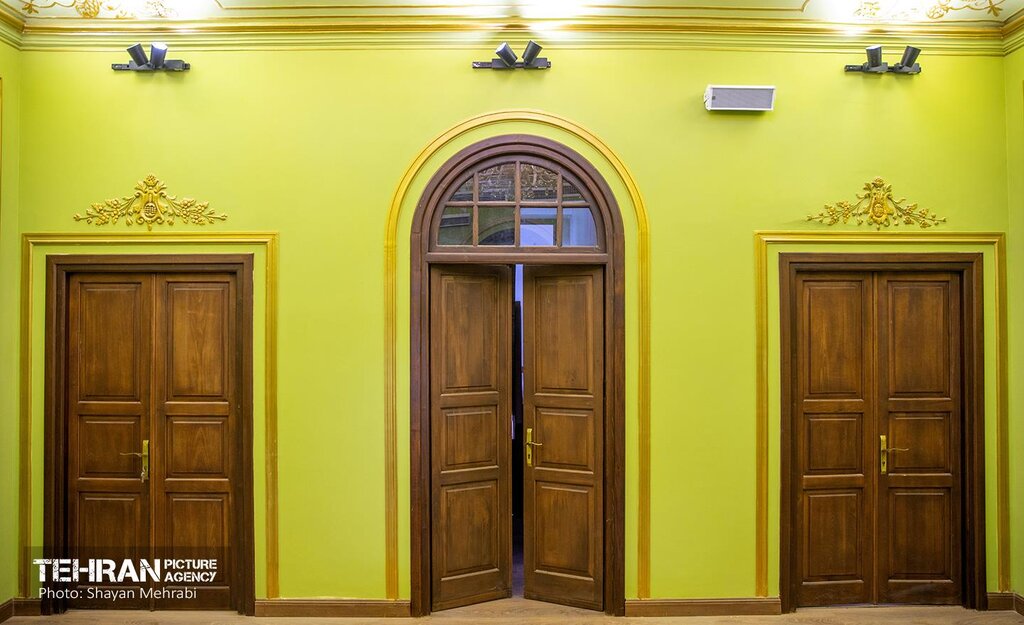 تالاری با گچبری لندنی