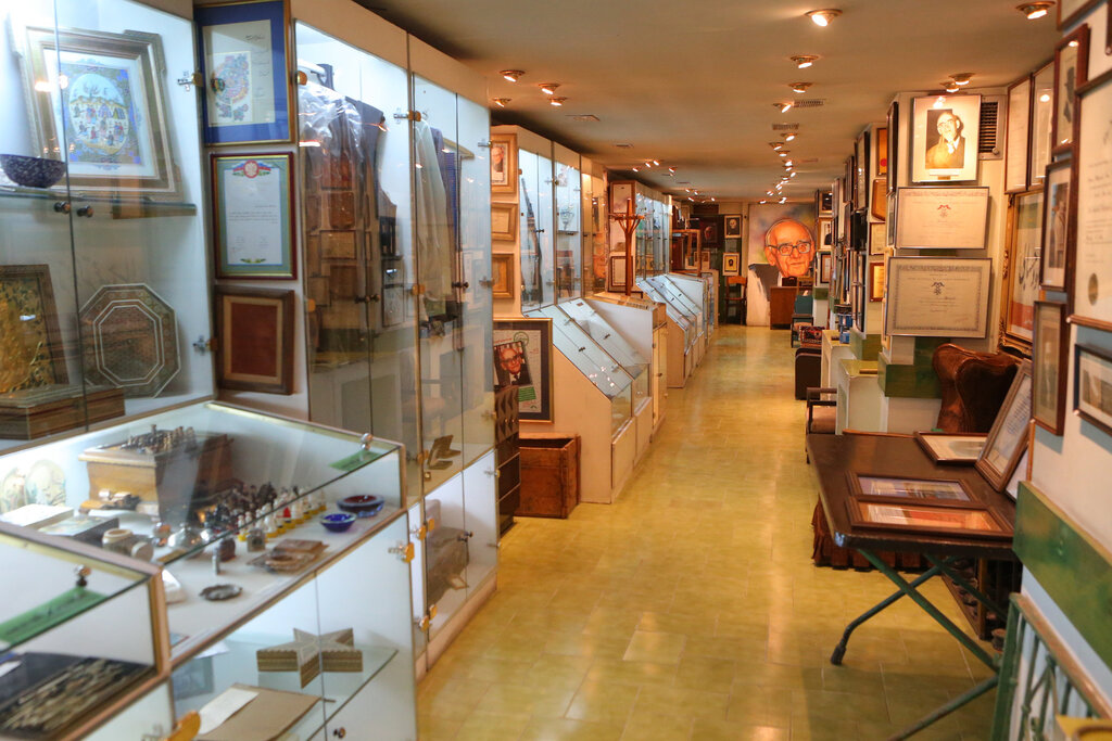 شش دانگ این خانه به نام نابغه علمی جهان است | فرزند خلف معزالسلطنه و گوهرشاد