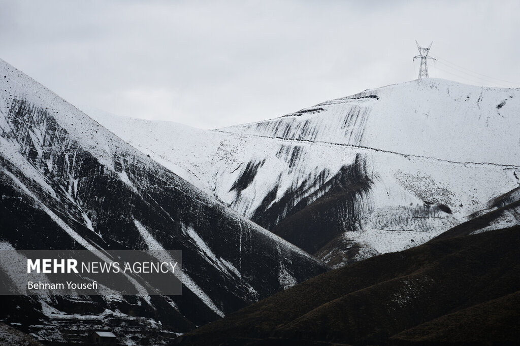 تصاویر ا جاده چالوس یک قدم مانده به چله سفید پوش شد؛ حال و هوای محبوب ترین جاده ایران در آخرین روز پاییز