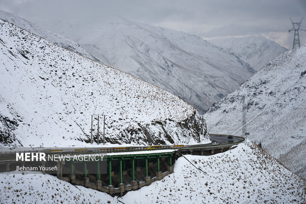تصاویر ا جاده چالوس یک قدم مانده به چله سفید پوش شد؛ حال و هوای محبوب ترین جاده ایران در آخرین روز پاییز