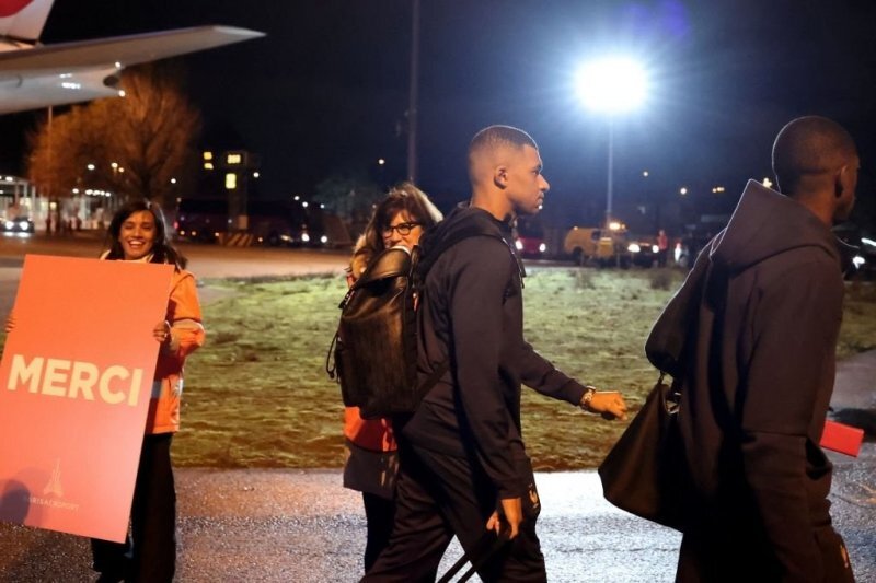 تصاویر | چهره حسرتبار امباپه در بازگشت به پاریس | واکنش های تلخ در میان تشویق جمعیت