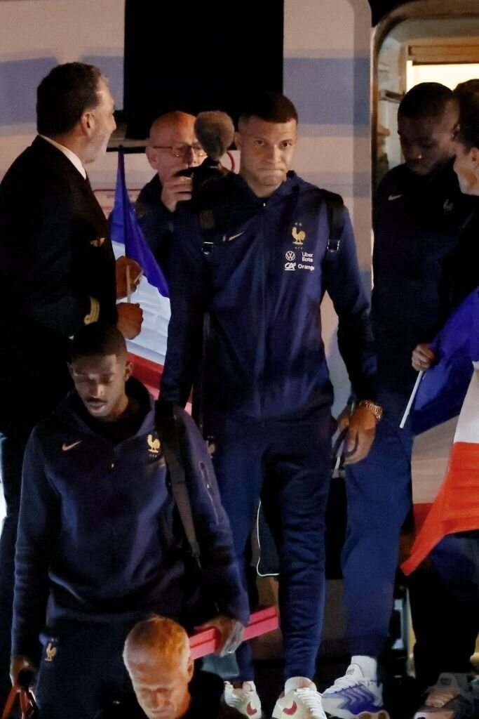 تصاویر | چهره حسرتبار امباپه در بازگشت به پاریس | واکنش های تلخ در میان تشویق جمعیت