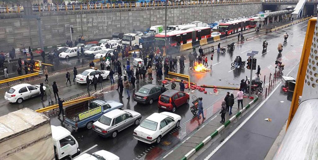 دیکتاتوری شکلاتی | تفاوت اظهارات علی دایی درباره سارق قمه بهدست جواهراتش و حمله قمه بهدست ها به دیگران | چادریها را بیرون کنید! | فحش بده وگرنه...