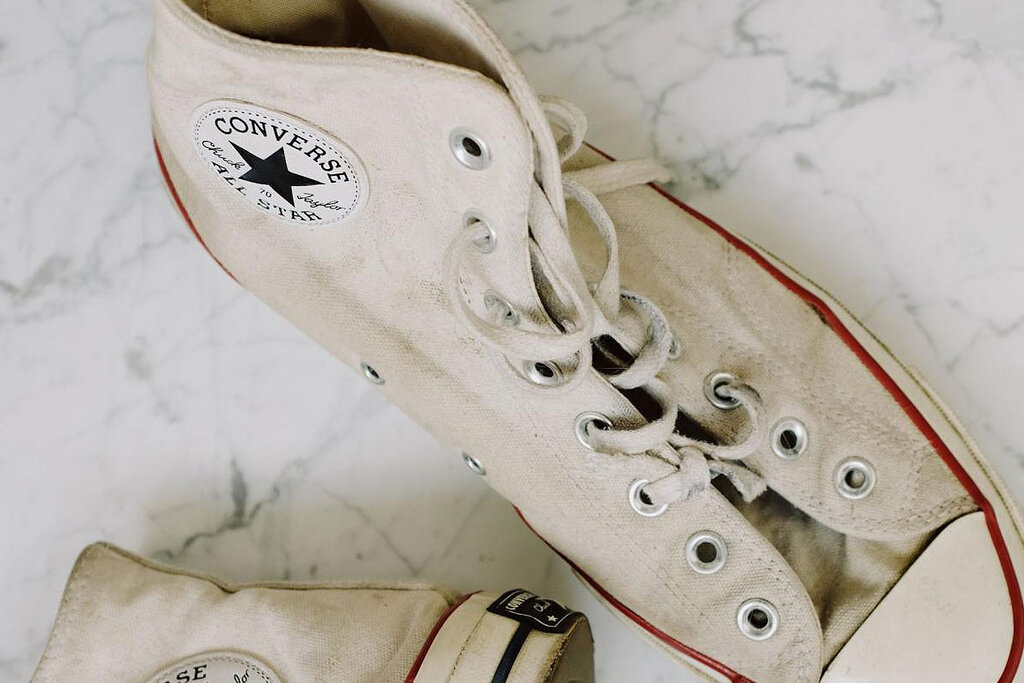 بهترین روشها برای پاک کردن انواع لکه از روی کفش + نکات مهم