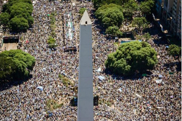 تصاویر | هلی‌کوپتر بالای سر مسی و یارانش با شیطنت جنجالی | اقدام عجیب یک هوادار جشن قهرمانی آرژانتینی ها را نیمه تمام گذاشت