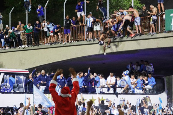 تصاویر | هلیکوپتر بالای سر مسی و یارانش با شیطنت جنجالی | اقدام عجیب یک هوادار جشن قهرمانی آرژانتینی ها را نیمه تمام گذاشت