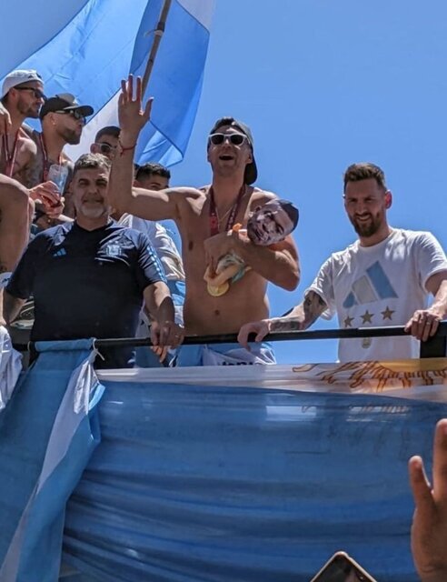 عکس | کینه تمام نشدنی دروازه‌بان آرژانتین از ام‌باپه! | توهین به ستاره فرانسوی با حرکات تمسخرآمیز در کنار مسی