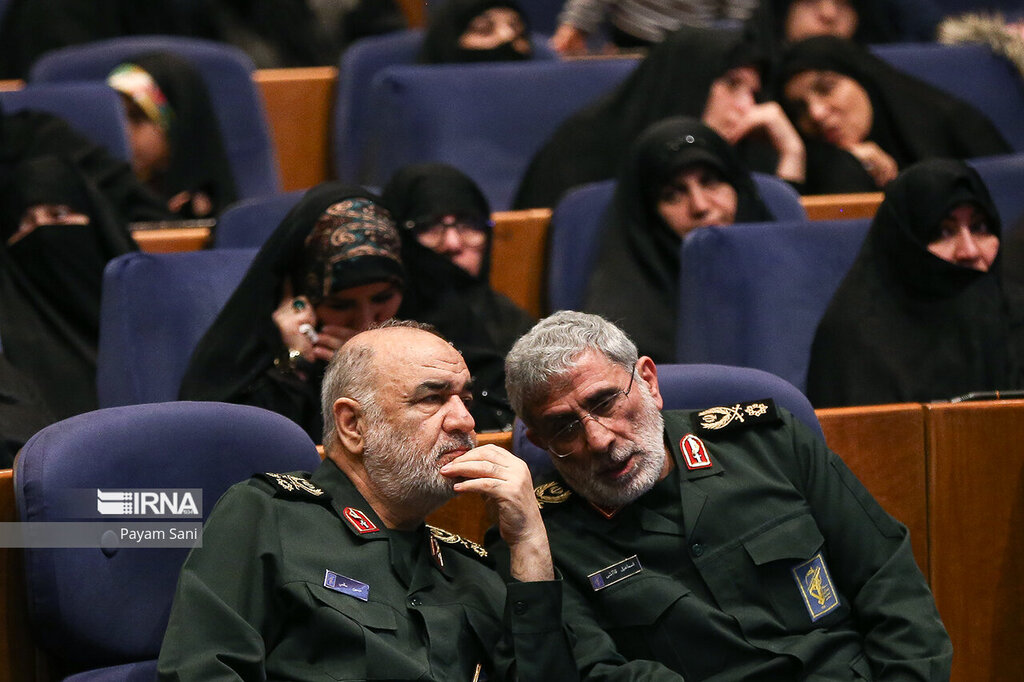 تصاویر کمتر دیده شده از سردار قاآنی ؛گریه و مشت گره کرده سردار قاآنی در بزرگداشت یک شهید