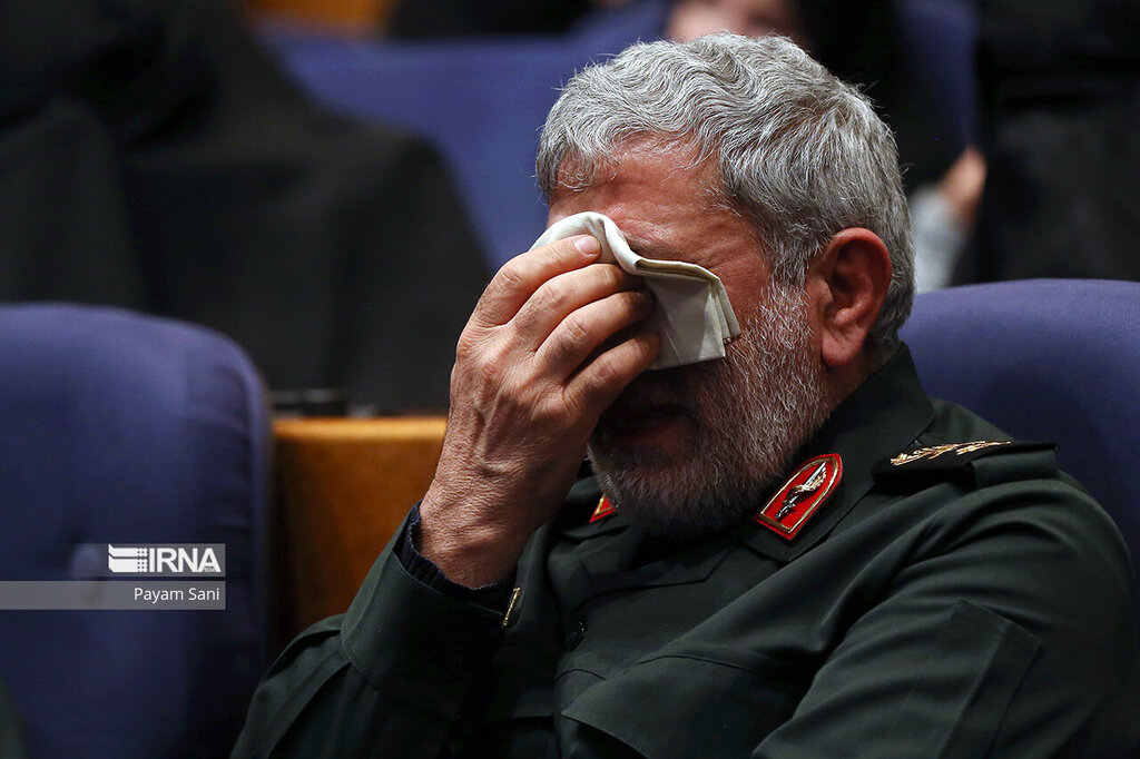 تصاویر کمتر دیده شده از سردار قاآنی ؛گریه و مشت گره کرده سردار قاآنی در بزرگداشت یک شهید